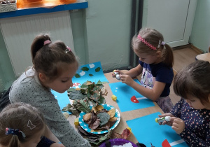 Dzieci wykonują jesienną pracę plastyczną