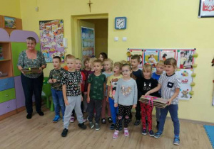 Grupa Motylki z prezentami w grupie młodszych dzieci