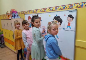 Dziewczynki dekorują salę