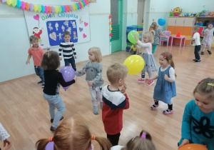 Dzieci bawią się przy muzyce balonami