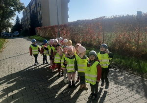 Grupa przedszkolaków w drodze na pocztę