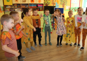 Dzieci tańczą w rytm pląsu "Moja lewa noga tańczy"