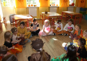 Dzieci biorą udział w zabawie "Gorący kartofel"