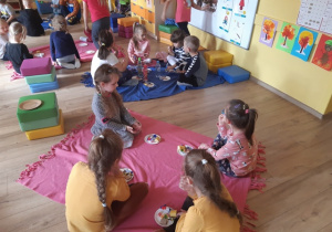 Po wycieczce dzieci zorganizowały piknik w sali