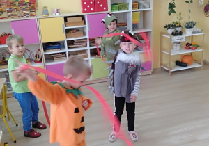 Dzieci tańczą ze wstążkami