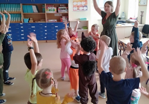 Dzieci naśladują ruchy pokazywane przez nauczycielkę
