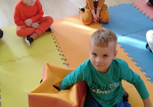 Dziecko wkłada rękę do pudełka i rozpoznaje marchewkę za pomcą dotyku
