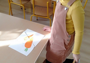 Dziecko składa z części obrazek marchewki
