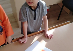 Dziecko składa z części obrazek marchewki