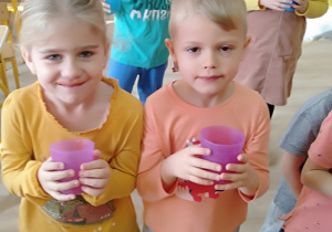 Dzieci piją sok marchewkowy