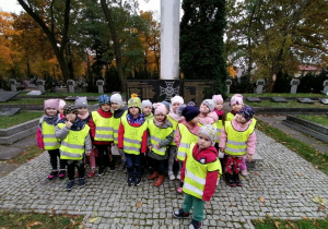 Grupa przedszkolaków na cmentarzu wojskowym