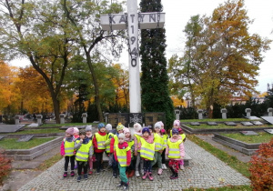 Grupa przedszkolaków na cmentarzu wojskowym