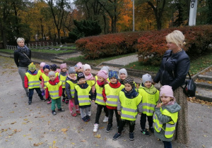 Grupa przedszkolaków na cmentarzu wojskowym