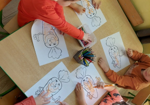 Dzieci kolorują rysunek marchewki