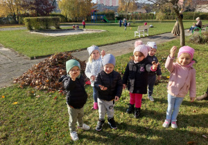 Dzieci w ogrodzie pokazują cebule tulipana