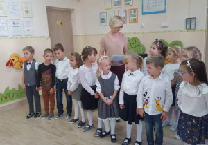Grupa "Motylki" Spiewa piosenkę dla pracowników przedszkola