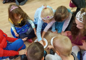 Dzieci pomagają Kopciuszkowi oddzielić fasolę od soczewicy