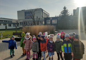 Dzieci stoją na wybiegu szkolnym