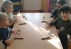 Dzieci wykonują pieski techniką origami