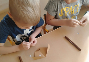 Dzieci wykonują pieski techniką origami