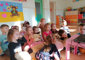 Dzieci oglądają film edukacyjny o niedźwiadkach