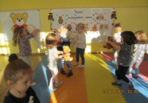 Dzieci tańczą z misiami