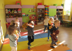 Dzieci tańczą z misiami