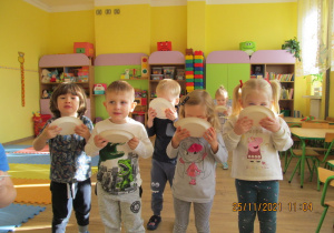 Pięcioro dzieci uczestniczy w konkursie z miodkiem