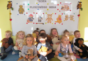 Przedszkolaki z misiami pozują do zdjęcia grupowego