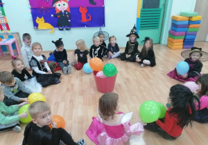 Dzieci wybierają balona z wróżbą