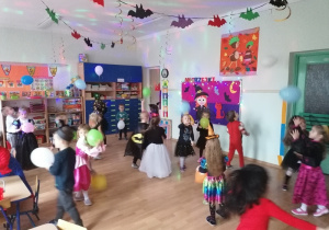 Dzieci tańczą odbijając balony
