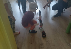 Dzieci układają buty jeden za drugim