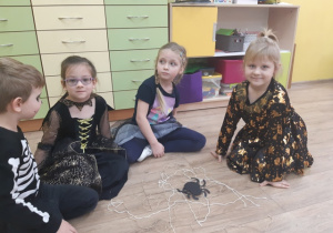 Grupa wykonała ze sznurka sieć pajęczą