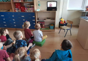 Dzieci rozwiązują zagadki z Misiem Puchatkiem