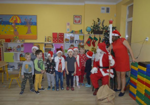 Dzieci zaśpiewały Mikołajowi piosenkę.
