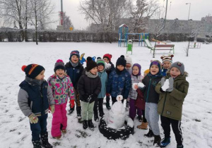 Radość dzzieci z bałwana, którego udało się ulepić