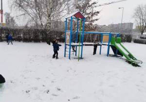 Dzieci rzucają śnieżkami do celu