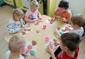 Dzieci malują lukrem ciasteczka