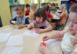 Dzieci przygotowują kolorowy lukier