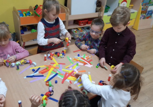 Dzieci robią kolorowy łańcuch