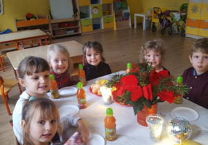 Dzieci przy świątecznym posiłku