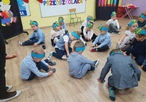 Dzieci pokazują jak jak potrafią ubierać buciki