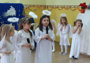 Dziewczynki śpiewają "Dziecięcą pastorałkę"