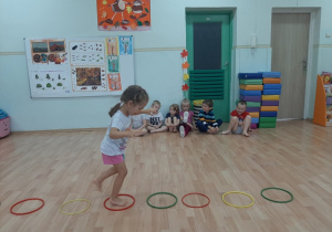 Dzieci ćwiczą na zajęciach gimnastycznych