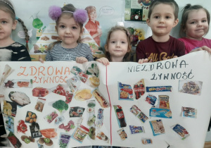 Dzieci przedstawiają plakat ,,Zrowa i niezdrowa żywność"