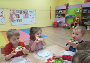Dzieci jedzą wykonane przez siebie kanapki