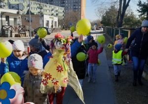 Grupa idzie z kukiełką Pani Wiosny