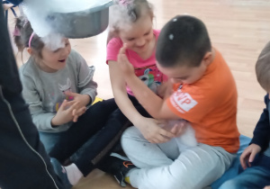 Dzieci bawią się dymiącym suchym lodem