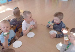 Dzieci jedzą ze smakiem gofry