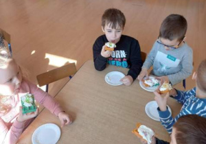 Dzieci jedzą ze smakiem gofry